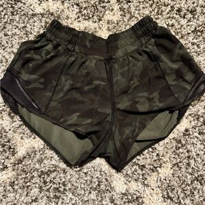 Lululemon LR Hotty Hot 2.5 shorts